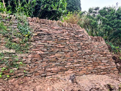 Retaining wall