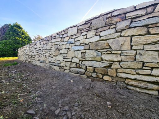 Stone wall Backpointed 